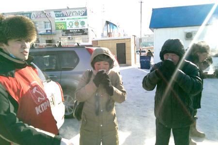 Акция милосердия. Якутские комсомольцы организовали раздачу одежды и горячего питания бездомным людям