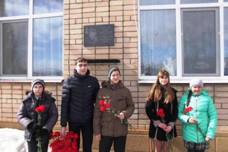 Саратовская область. Депутат-коммунист Ольга Алимова наградила победителей конкурса «Детство, опаленное войной»