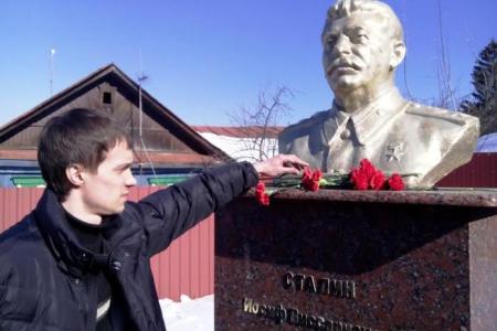 Пензенские коммунисты возложили цветы к памятнику Сталину
