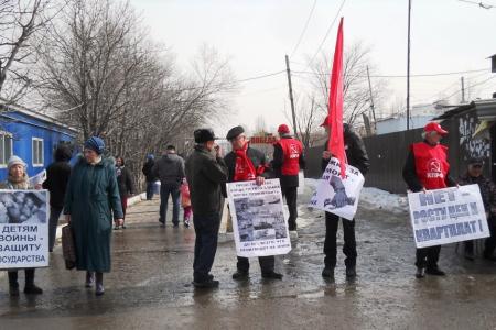 Саратовские коммунисты проводят марафон пикетов против обнищания населения и за отставку губернатора Радаева