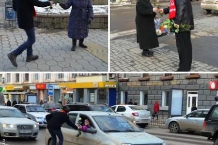 Олег Лебедев и молодые коммунисты на улицах Тулы в канун праздника дарили женщинам цветы