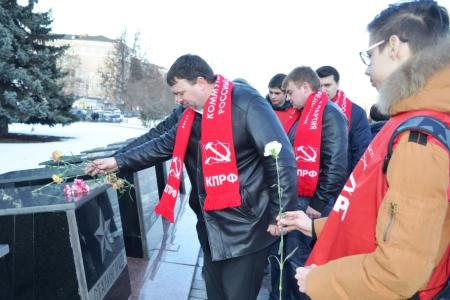 Тульская область. Возложение цветов в честь Великого Сталина к стеле одноименного города-героя Сталинграда на площади Победы