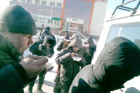 Акция милосердия. Якутские комсомольцы организовали раздачу одежды и горячего питания бездомным людям