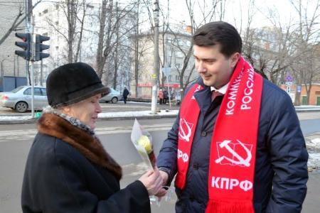 Олег Лебедев и молодые коммунисты на улицах Тулы в канун праздника дарили женщинам цветы
