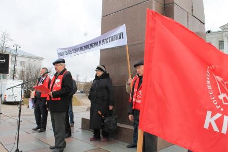 Псковское областное отделение КПРФ провело митинги «Пустых карманов»