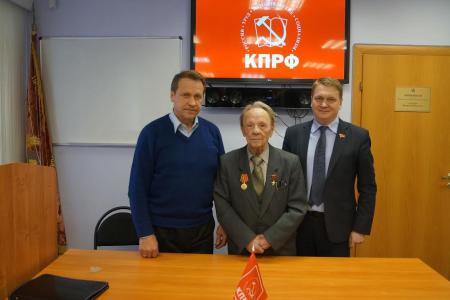 Депутат-коммунист Госдумы Александр Тарнаев пообещал защитить законные интересы героя Советского Союза