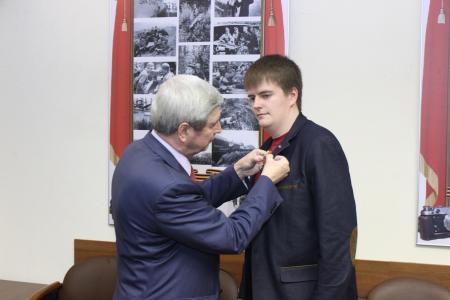 Иван Мельников наградил медалью «70 лет Великой Победы» участников патриотического проекта «Знамя нашей Победы»