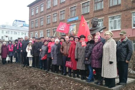 Осенью 2014 года по инициативе депутатов-коммунистов был открыт первый в Удмуртии бюст Юрия Алексеевича Гагарина