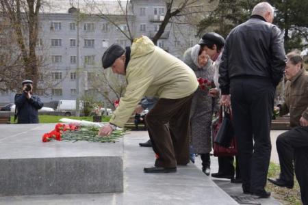 Коммунисты Ростова-на-Дону отметили 145-летие Вождя мировой революции возложением цветов