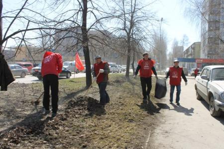 Коммунисты Новосибирска провели субботники во всех районах города