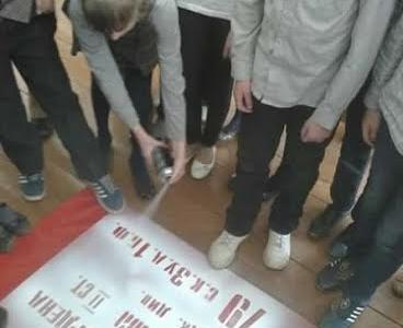 Новгородские комсомольцы провели акцию «Знамя нашей Победы» в Ермолинской школе