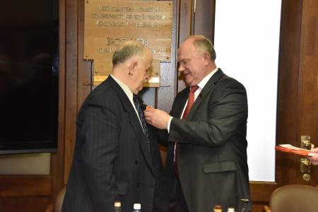 В канун Дня Победы Г.А. Зюганов наградил группу ветеранов дипломатической службы