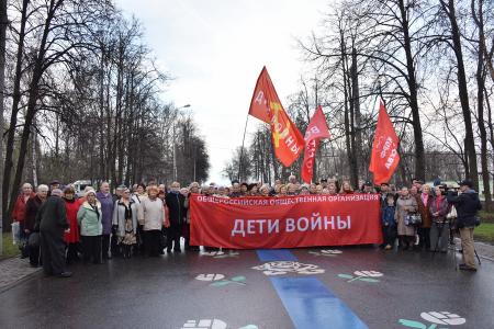 Деревьям Победы – расти! Коммунисты Москвы и их сторонники заложили Аллею Победы в парке на Поклонной горе