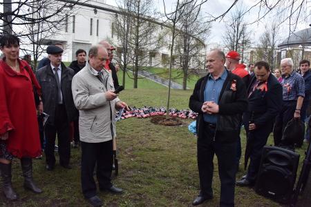 Деревьям Победы – расти! Коммунисты Москвы и их сторонники заложили Аллею Победы в парке на Поклонной горе