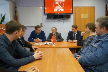 Депутат-коммунист Госдумы Александр Тарнаев пообещал защитить законные интересы героя Советского Союза