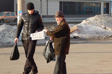 Барнаульские коммунисты проводят пикеты у проходных заводов