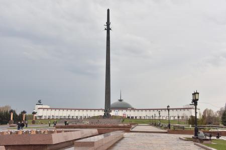 Деревьям Победы – расти! Коммунисты Москвы и их сторонники заложили Аллею Победы в парке на Поклонной горе