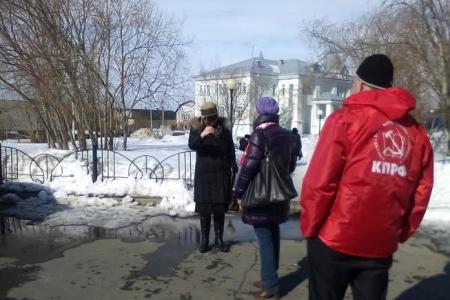 Ямало-Ненецкий АО. Коммунисты Салехарда поздравили горожан с Денем космонавтики