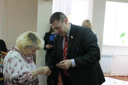 Коммунисты Ямало-Ненецкого автономного округа вручили памятные награды ветеранам и детям войны Тарко-Сале
