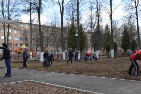 ​Тульские коммунисты в честь Дня космонавтики провели субботник в сквере Пионеров освоения космоса