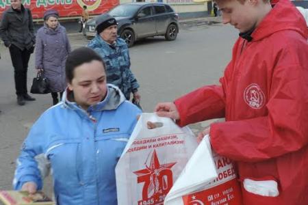 Комсомольцы Иванова провели «красную улицу» в микрорайоне  Меланжевого комбината