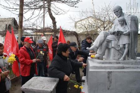 Коммунисты Карачаево-Черкесии отметили 145-летие со дня рождения В.И. Ленина 
