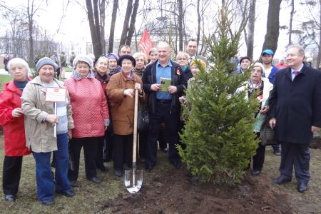 Деревьям Победы – расти! Коммунисты Москвы и их сторонники заложили Аллею Победы в парке на Поклонной горе