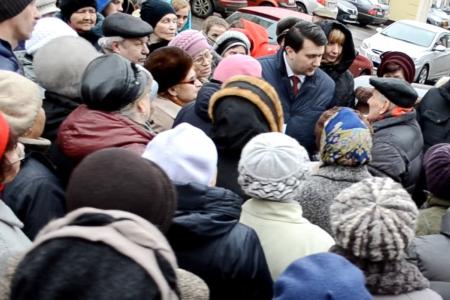 Олег Лебедев продолжает встречи с избирателями, на которых рассказывает о необходимости борьбы с русофобией и антисоветизмом, а также решает экологические проблемы жителей