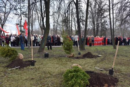 Деревьям Победы – расти! Коммунисты Москвы и их сторонники заложили Аллею Победы в парке на Поклонной горе