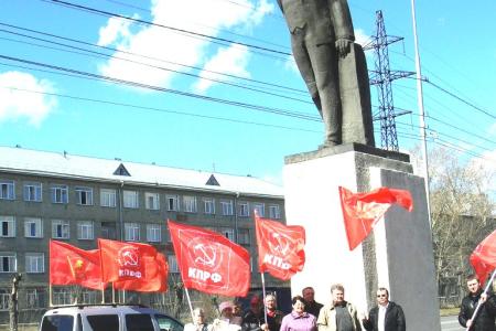 Коммунисты Кургана возложили цветы к памятникам В.И. Ленина