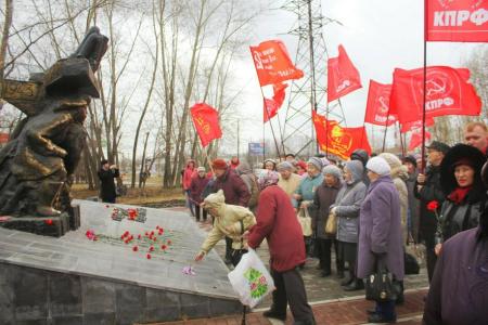 Свердловская область: «Детям войны» запретили собраться вокруг их же памятника. Власть выставила полицию против стариков