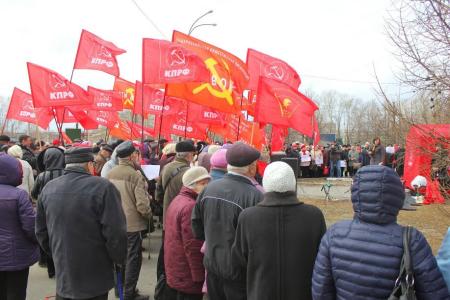 Свердловская область: «Детям войны» запретили собраться вокруг их же памятника. Власть выставила полицию против стариков