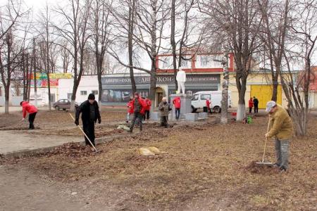 Костромской горком КПРФ провел субботник в сквере возле бывшей фабрики им.Октябрьской Революции