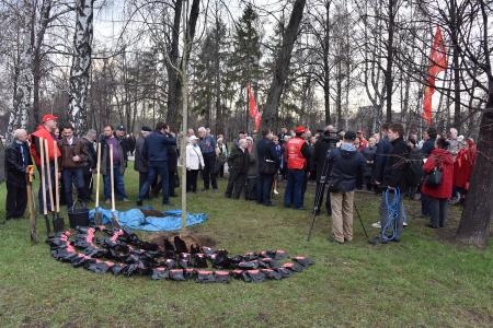 Деревьям Победы – расти! Коммунисты Москвы и их сторонники заложили Аллею Победы в парке на Поклонной горе