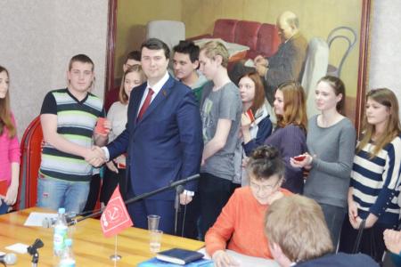Рабочая смена. В Тульском обкоме активно проводится посвященный 70-летию Великой Победы прием в партию молодых рабочих тульских оборонных предприятий