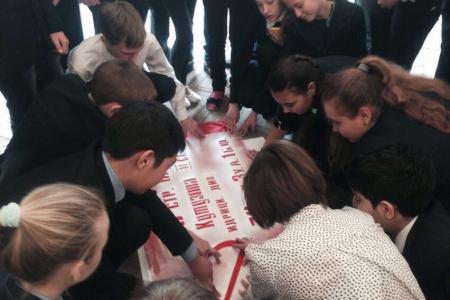 Комсомольцы Белгородской области продолжают цикл уроков: «Копия знамени Победы»