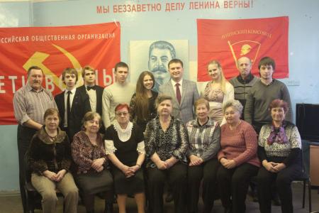 Нижегородская область. Молодые коммунисты поздравили с наступающими майскими праздниками организацию «Дети войны» Московского района 