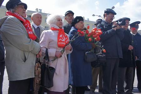 Коммунисты Ростова-на-Дону отметили 145-летие Вождя мировой революции возложением цветов