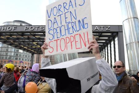 Европейцы вышли на митинги против торгового соглашения с США