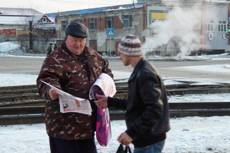 Барнаульские коммунисты проводят пикеты у проходных заводов
