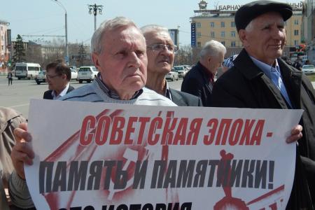 Барнаульские коммунисты в День рождения Ленина провели митинг и возложили цветы к памятникам Ильичу