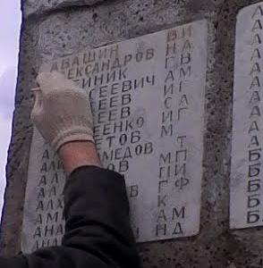 Новгородская область. Депутат-коммунист Андрей Свинарёв провёл ремонтные работы на воинском захоронении