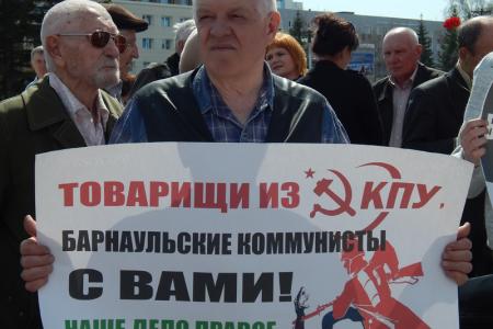 Барнаульские коммунисты в День рождения Ленина провели митинг и возложили цветы к памятникам Ильичу