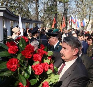 Коммунисты приняли участие в торжественных мероприятиях, посвященных 71-й годовщине освобождения Симферополя от немецко-фашистских захватчиков