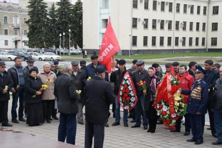 Коммунисты Карачаево-Черкесии отметили 145-летие со дня рождения В.И. Ленина 