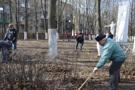 ​Тульские коммунисты в честь Дня космонавтики провели субботник в сквере Пионеров освоения космоса