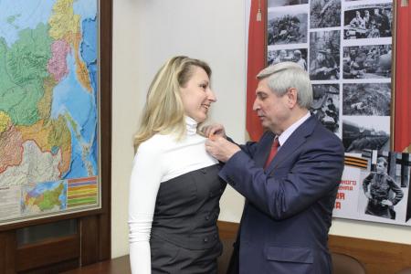Иван Мельников наградил медалью «70 лет Великой Победы» участников патриотического проекта «Знамя нашей Победы»
