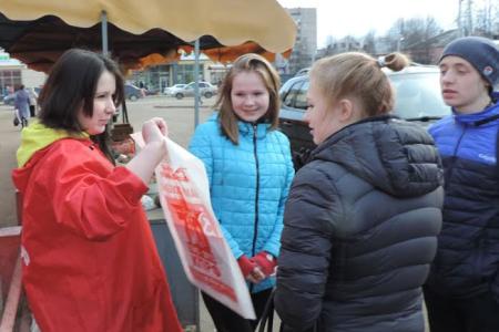 Комсомольцы Иванова провели «красную улицу» в микрорайоне  Меланжевого комбината