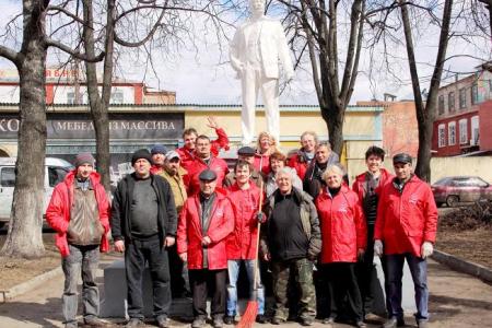 Костромской горком КПРФ провел субботник в сквере возле бывшей фабрики им.Октябрьской Революции