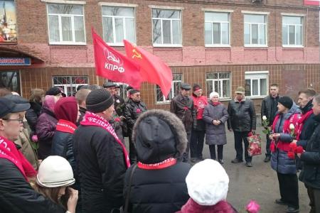 Осенью 2014 года по инициативе депутатов-коммунистов был открыт первый в Удмуртии бюст Юрия Алексеевича Гагарина